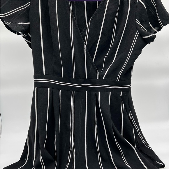 Xhilaration Size Medium Black & White Striped - Picture 2 of 15